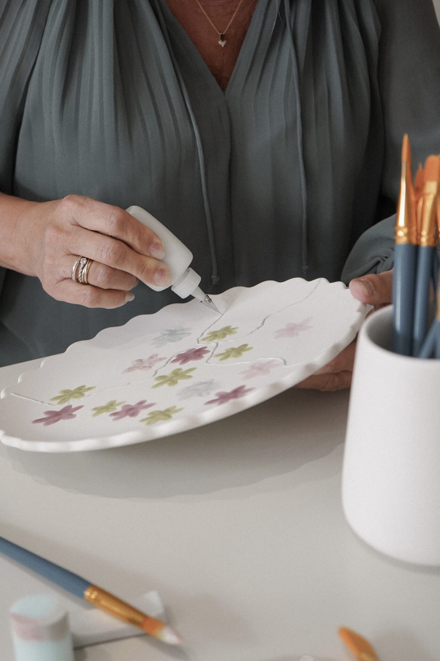 EVJF original : et si vous organisiez un atelier de peinture sur céramique ?