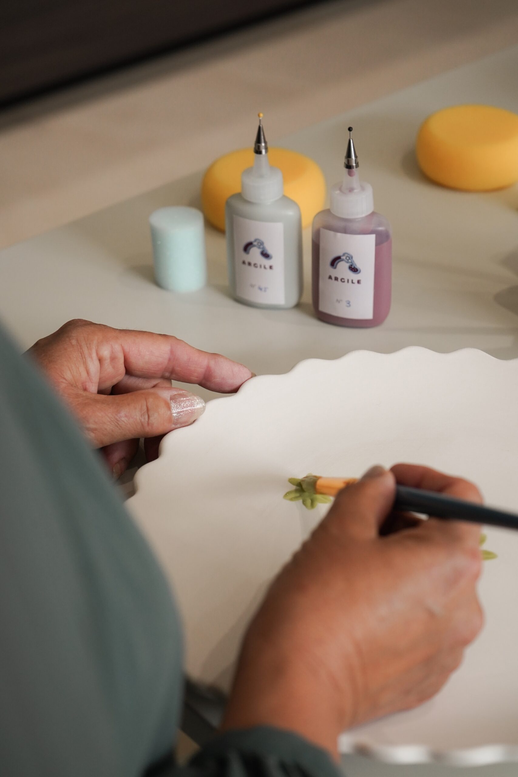 Pourquoi la peinture sur céramique séduit de plus en plus d'amateurs de créativité